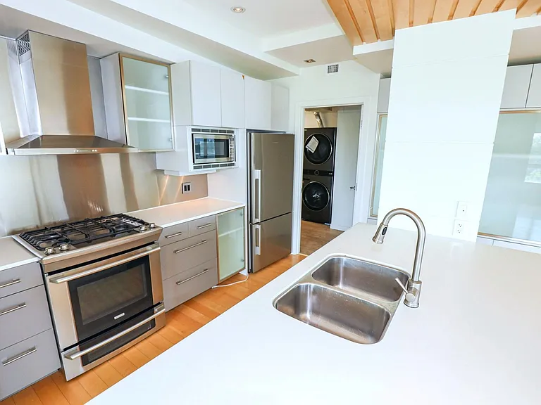 300 Waterfront Dr #502 — Photo 4
