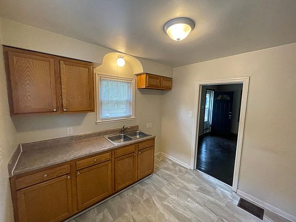 4th image of 1368 Manchester Ave