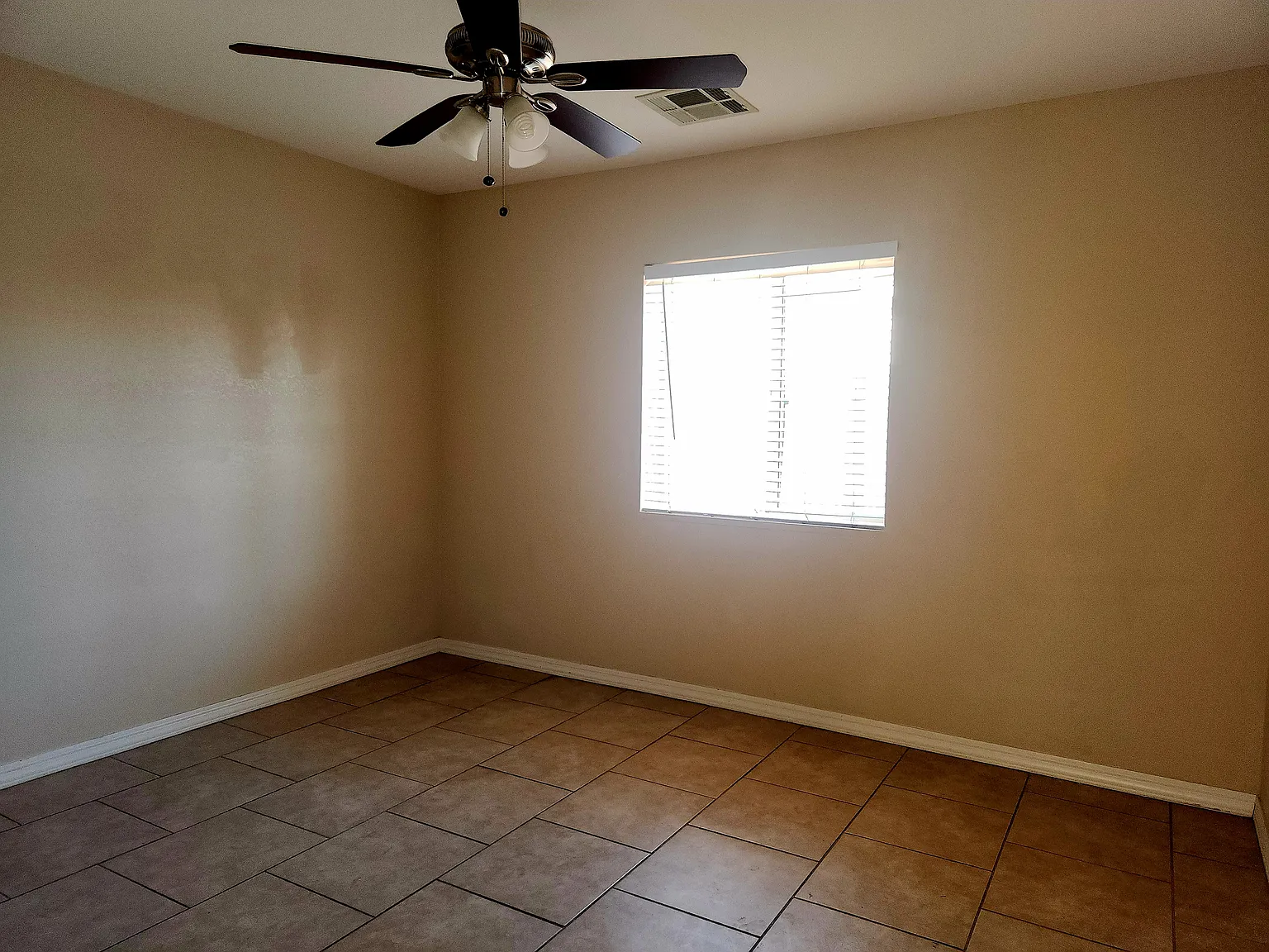 5 bed, 2.5 bath, 3700 sqft, $3,500 — Photo 3