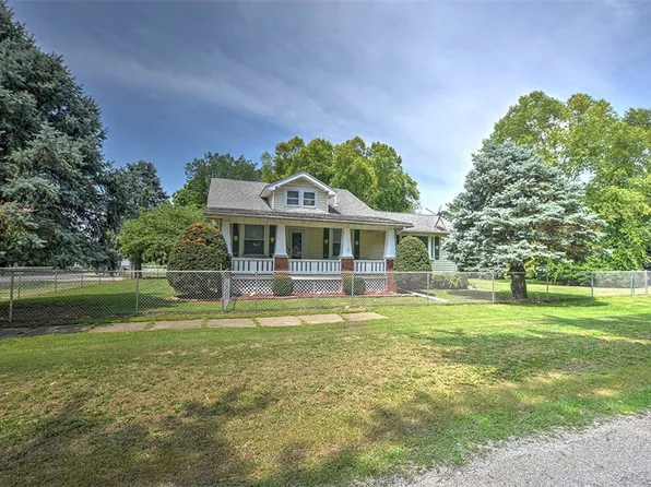301 N Cantrell St, Blue Mound, IL 62513