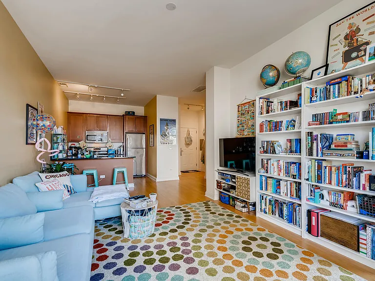 2025 S Indiana Ave #302 — Photo 3