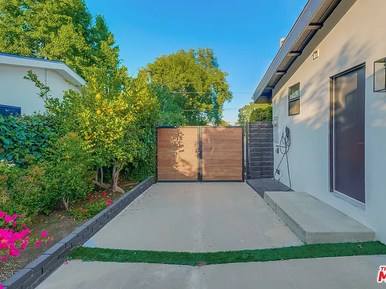 5715 Corteen Pl — Photo 24