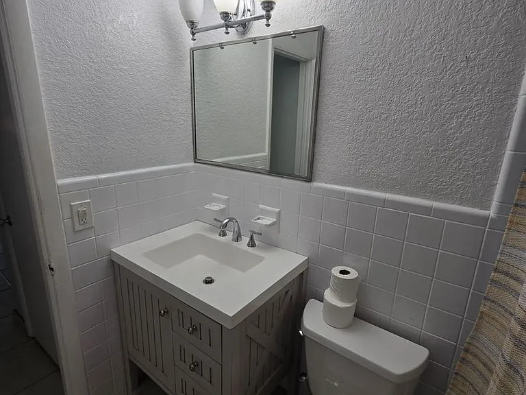 1401 & 1405 NE 21st St — Photo 12