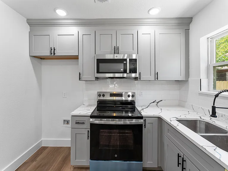 2730 Gladstone Dr — Photo 13