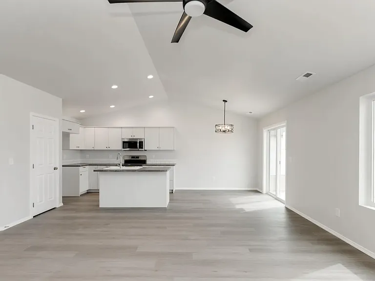 765 SW Alpha St — Photo 13