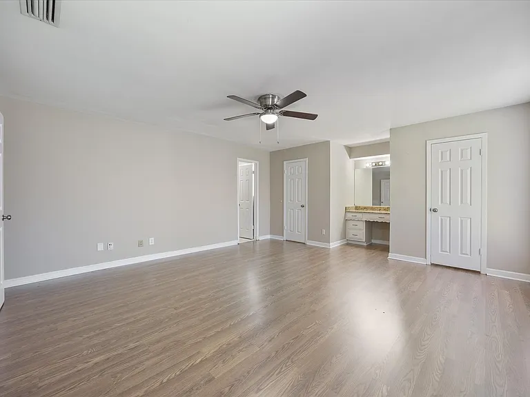 2413 Village Green Dr — Photo 19