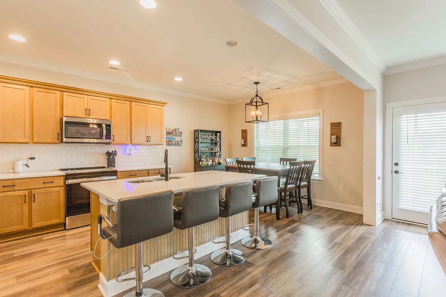 5 bed, 2860 sqft, $3,100 — Photo 4