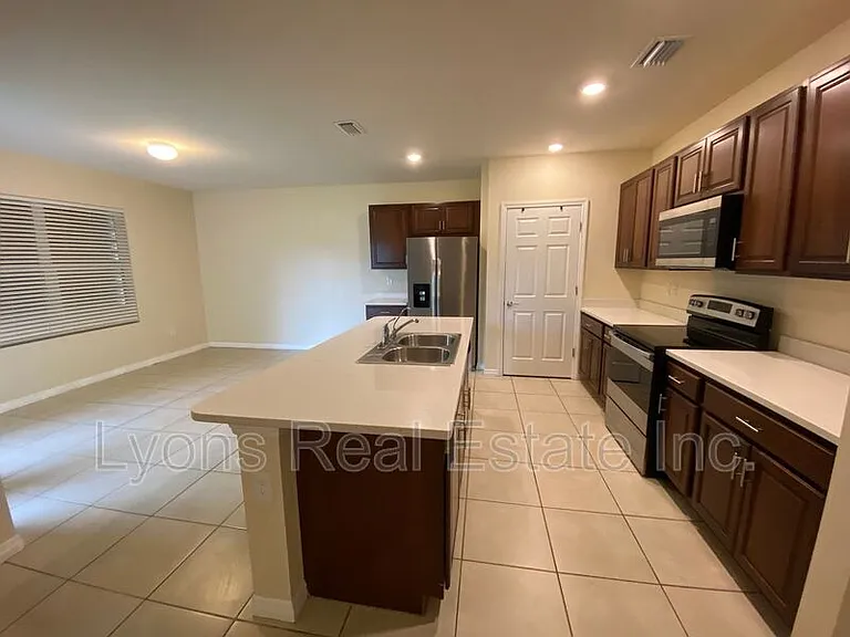 111 NW 9th St — Photo 6