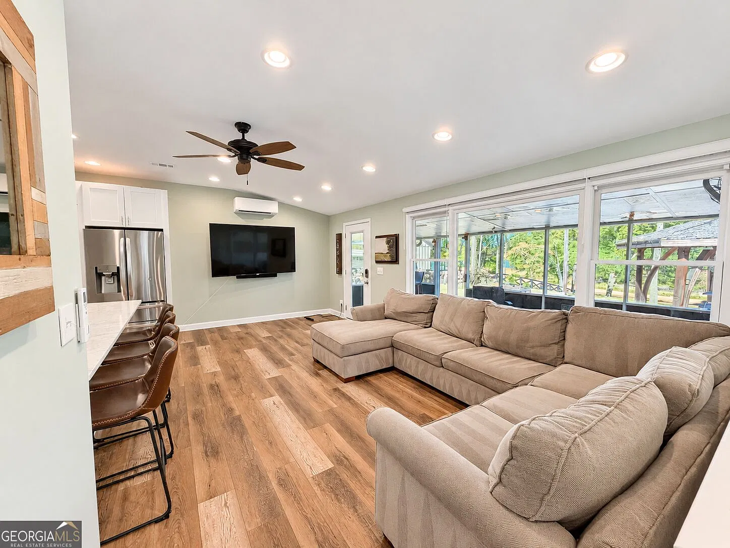 3 bed, 2.0 bath, 960 sqft, $3,300 — Photo 4