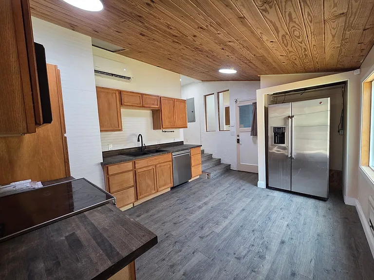 1290 NE Fairgrounds Rd — Photo 8
