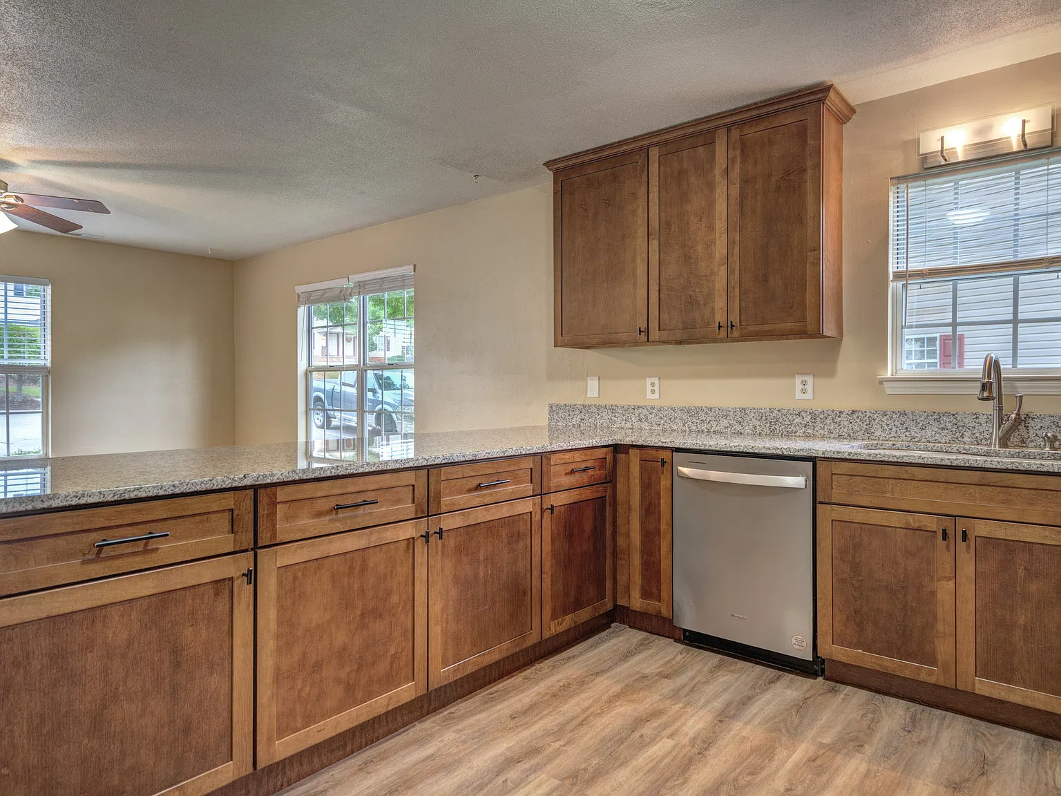 4 bed, 1500 sqft, $3,400 — Photo 4