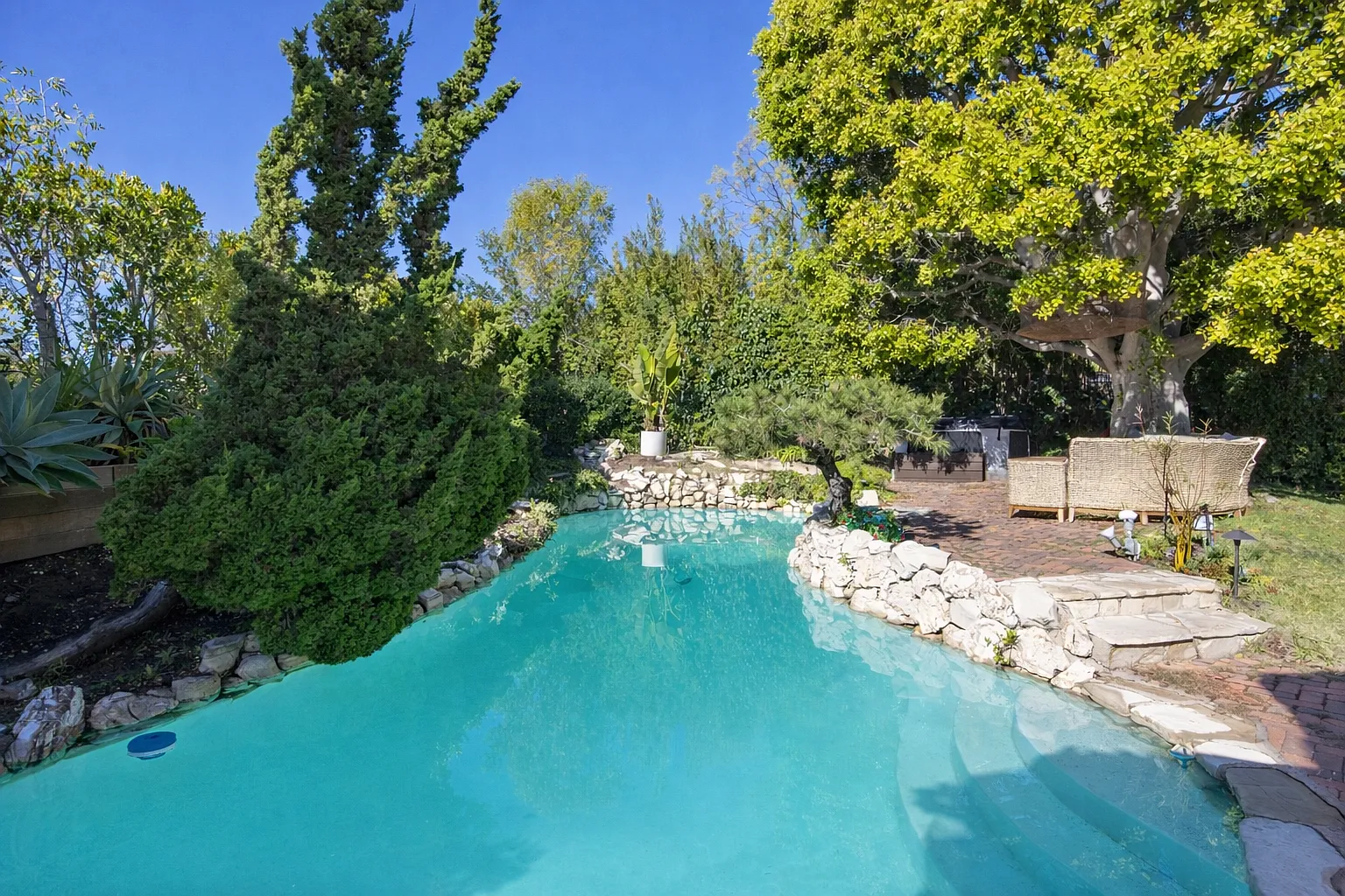 3 bed, 3000 sqft, $20,000 — Photo 2
