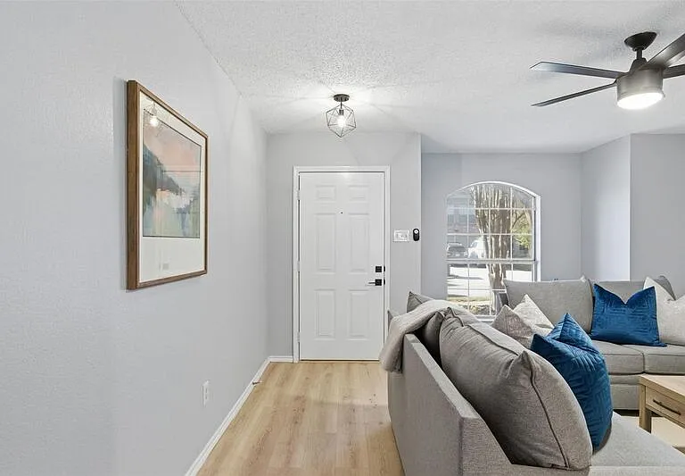 1379 Honeysuckle Ln — Photo 4