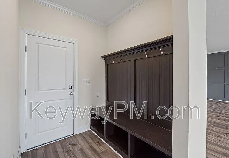 585 Hampton Dr — Photo 10