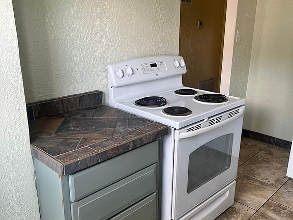 3rd image of 904 Neal Ave