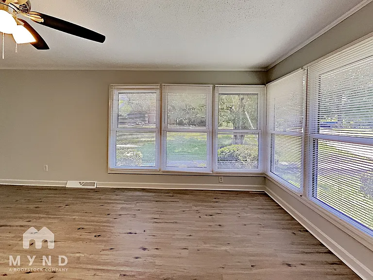 2338 Linwood Rd — Photo 8