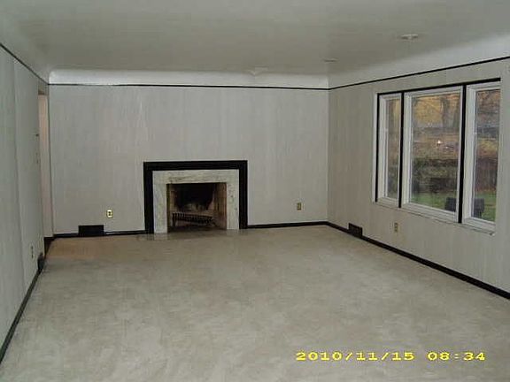 3rd image of 18530 Glenwood Blvd W
