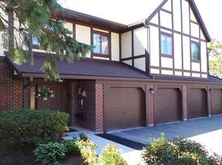 17 Rainbow Pond Dr APT D1, Walpole, MA 02081