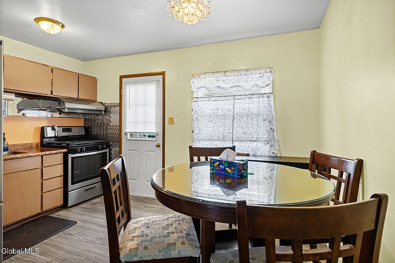 5th image of 327 Manchester Road