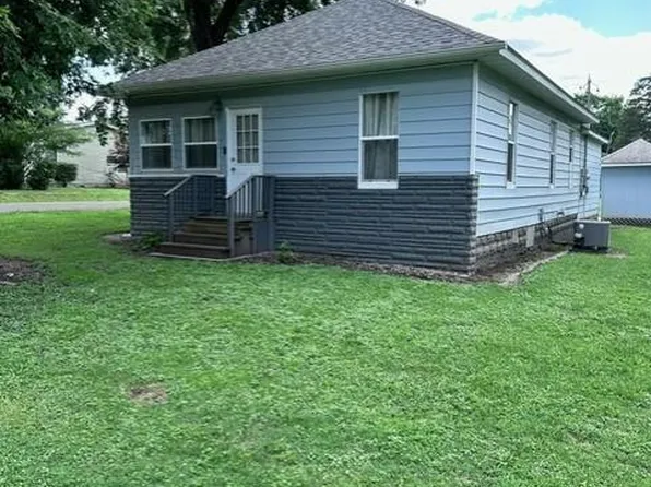 450 Bicknell St, Centralia, IL 62801