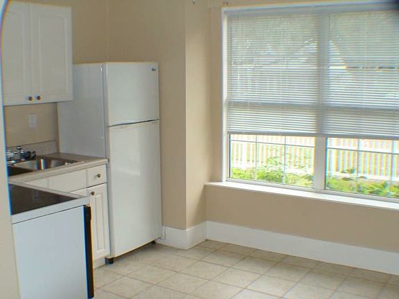 3rd image of 909 Pine St APT 1