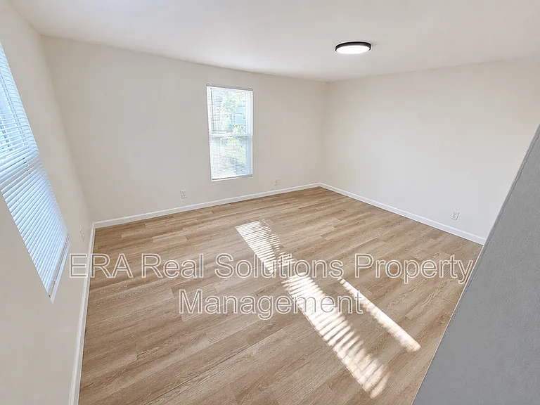 126 S Oakley Ave — Photo 7