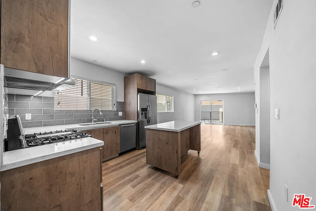 4 bed, 4.5 bath, 1700 sqft, $5,600 — Photo 1