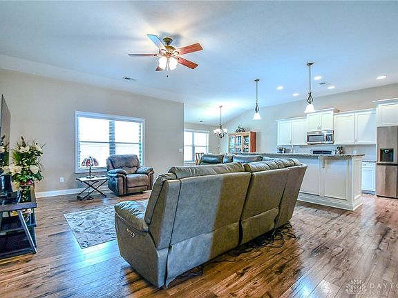 3rd image of 734 Deerhurst Dr