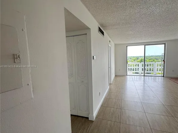 15600 NW 7th Ave APT 803, Miami, FL 33169