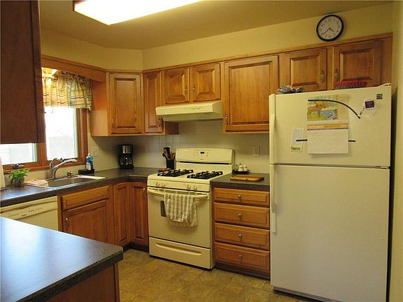 5th image of 79 Camden Ave