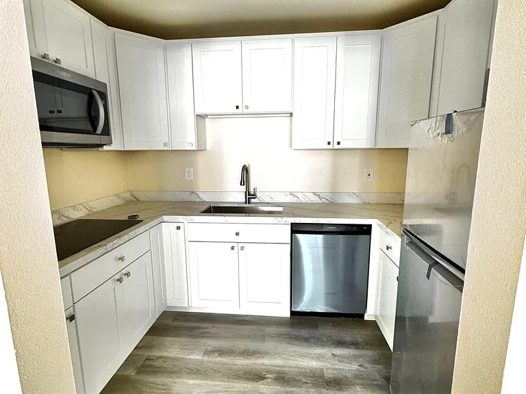 Maverick Apartments — Photo 28