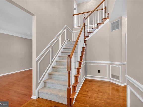4th image of 68 Hillside Ln