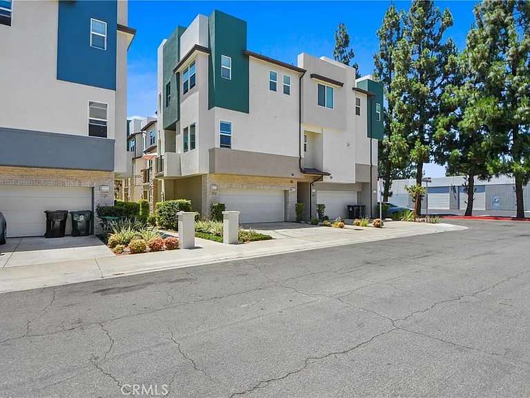 722 Ellis Dr — Photo 2