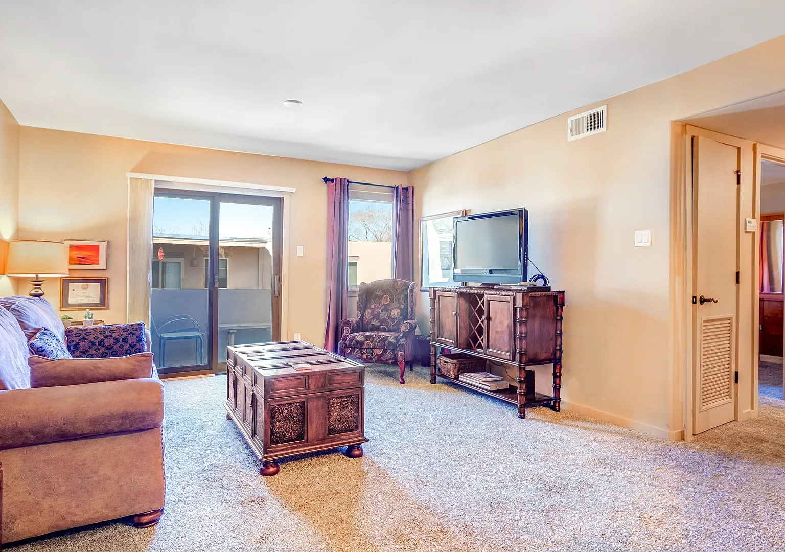 Beautifully Furnished One Bedroom Condo near Hospital Available Now! — Photo 4