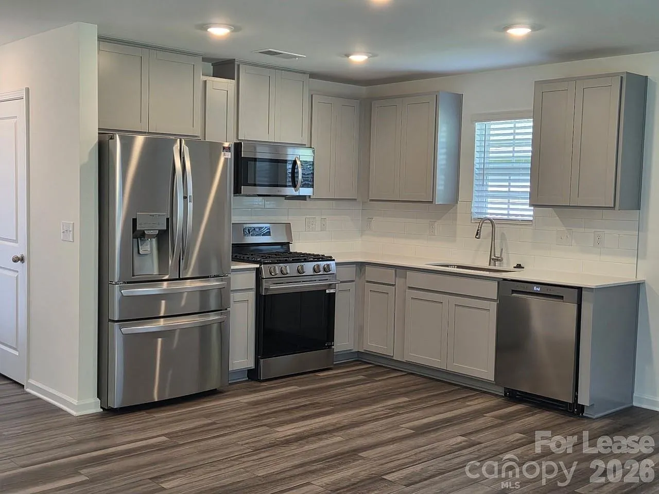 3 bed, 2.0 bath, 1048 sqft, $1,800 — Photo 2