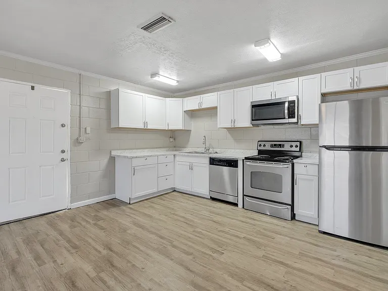 2241 W Pensacola St #6 — Photo 3