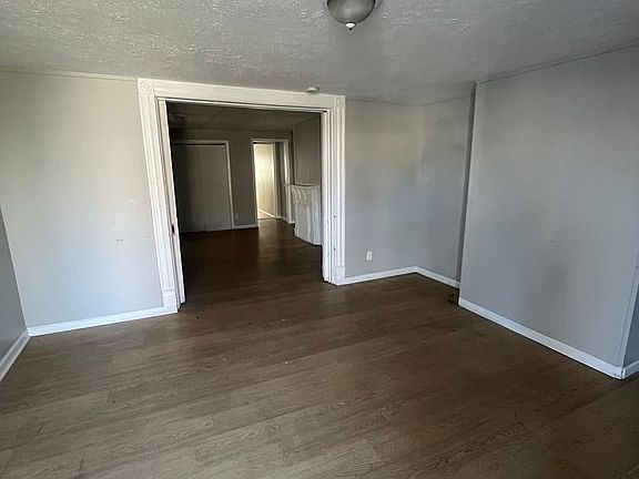 3rd image of 2922 Bank St