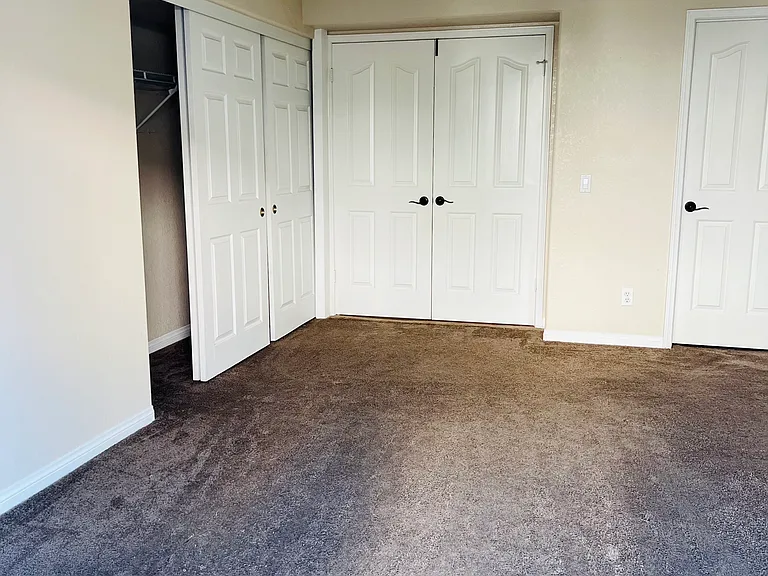 1910 Holly Ave — Photo 2