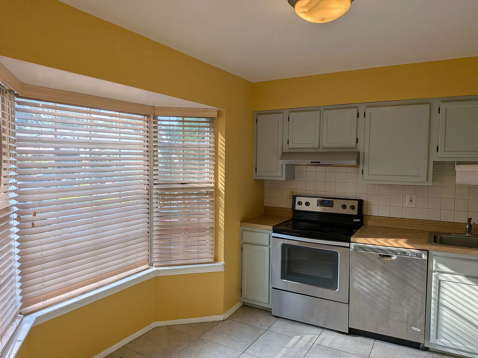 3 bed, 2.5 bath, 1386 sqft, $2,380 — Photo 2