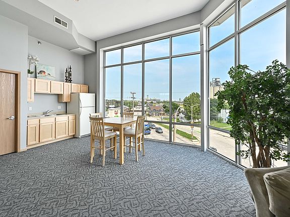 4th image of 2121 S Kinnickinnic Ave #12