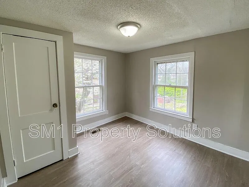 3 bed, 1.0 bath, 800 sqft, $1,350 — Photo 4
