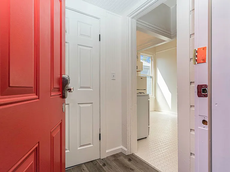 2108 San Antonio Ave #6 - Studio | 1 Bath | Upper Unit | In Home Washer And Dryer — Photo 3