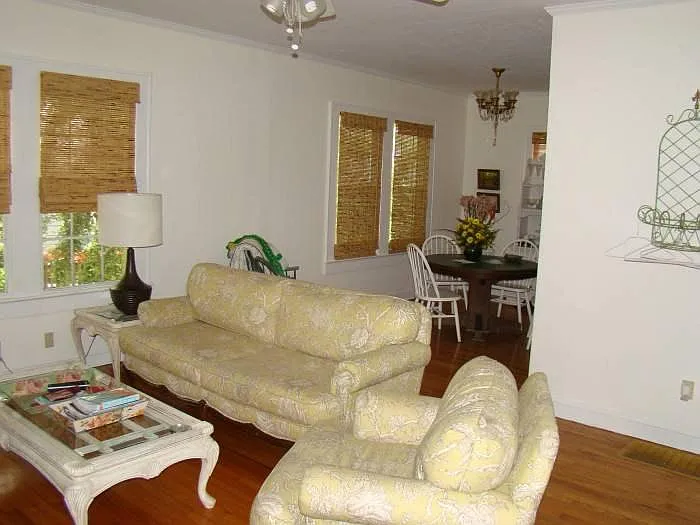 Livingroom - 642 E College Ave