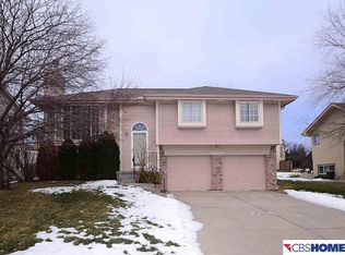 2004 Queen Dr, Papillion, NE 68046