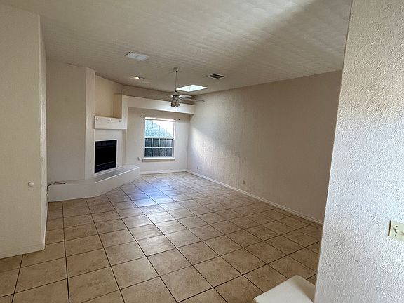 4th image of 2167 Pioneer Ave