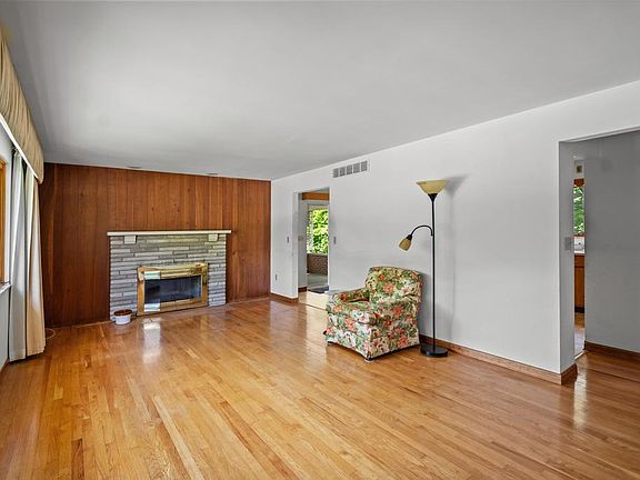 3rd image of 828 Sunglow Dr