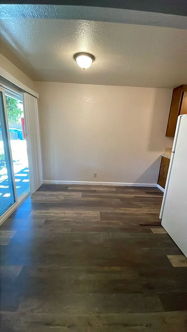 2 Bed, 1.5 Bathroom Apartment — Photo 3