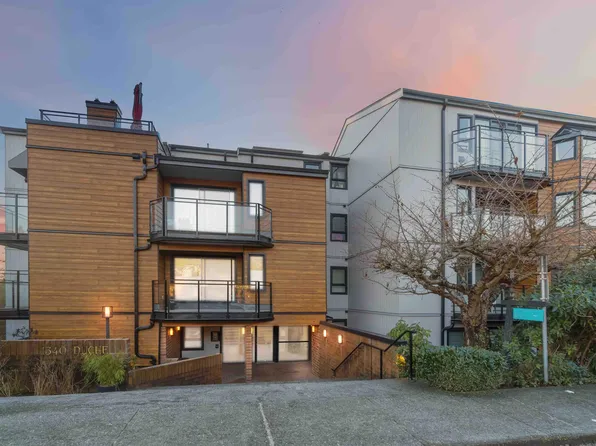 1340 Duchess Ave #206, West Vancouver, BC V7T 1H6