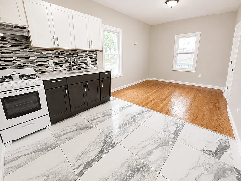196 Shepard Ave #1R — Photo 2