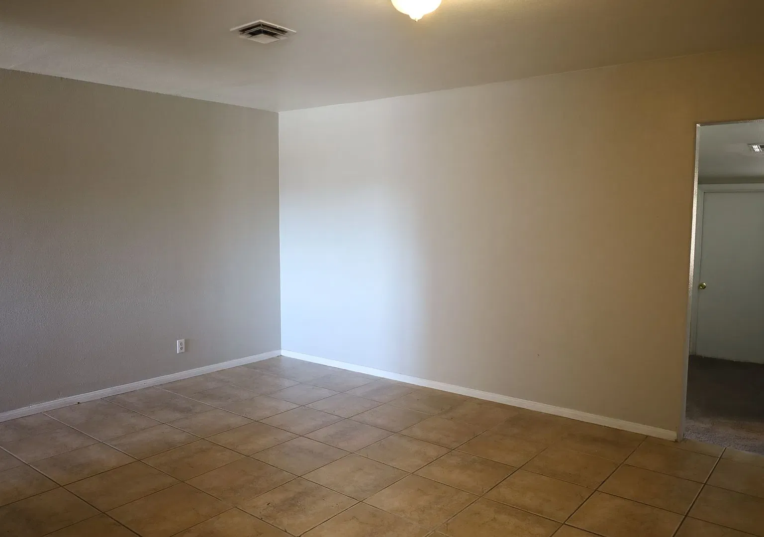 Cozy 6 Bedroom 2 Bathroom Home! — Photo 4